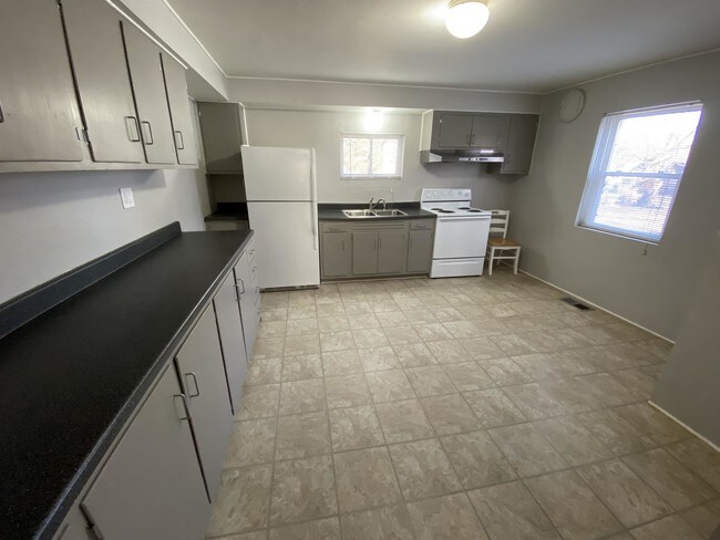 Building Photo - 614 Tesmore Pl