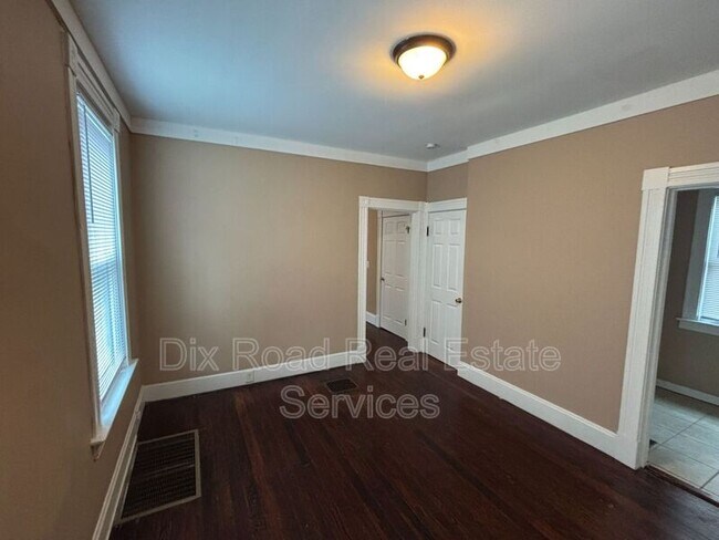 Building Photo - 411 Millikin St