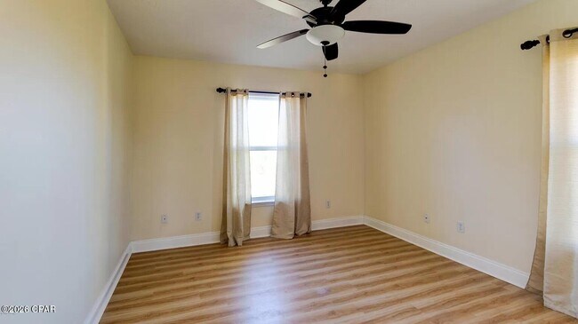 Building Photo - 816 W 8th St Cir