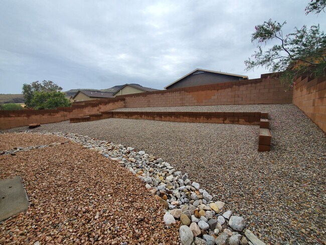 Building Photo - 3 bed 2 bath 1800 sq ft in Huning Ranch!