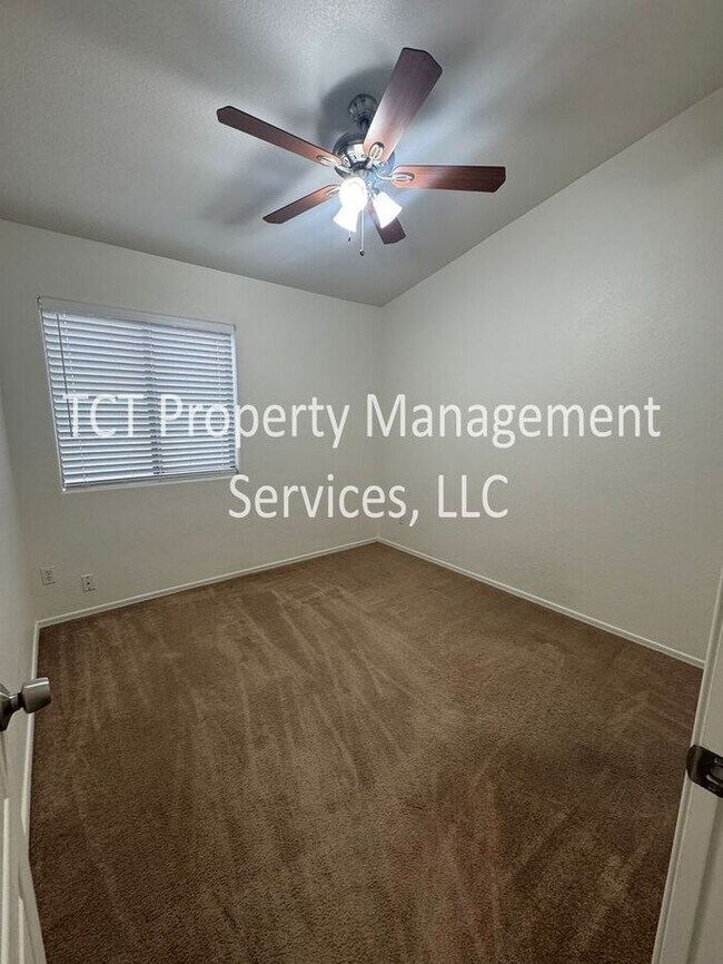 Building Photo - Spacious Open Concept 3 bedroom, 2 bath Ho...