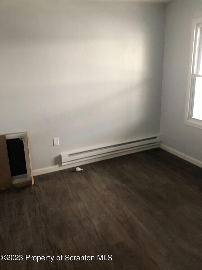Building Photo - 907 Eynon St