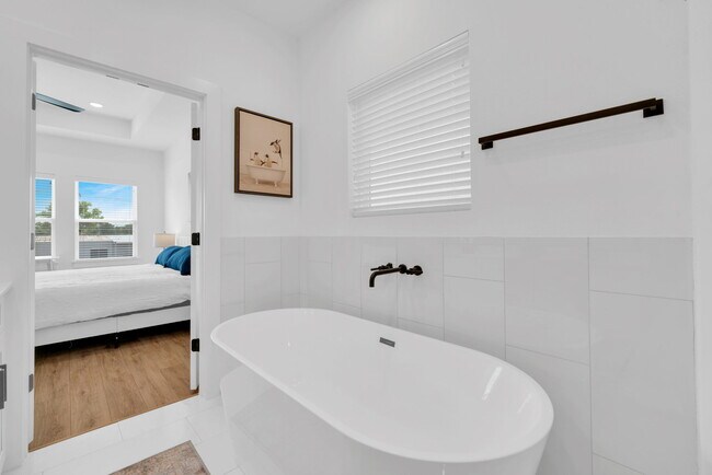Building Photo - 3417 Yellowstone BlvdRoom 1