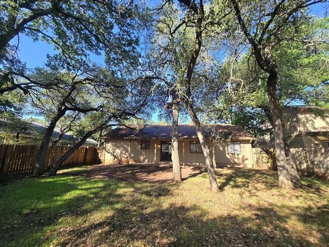 Building Photo - 702 Live Oak Dr