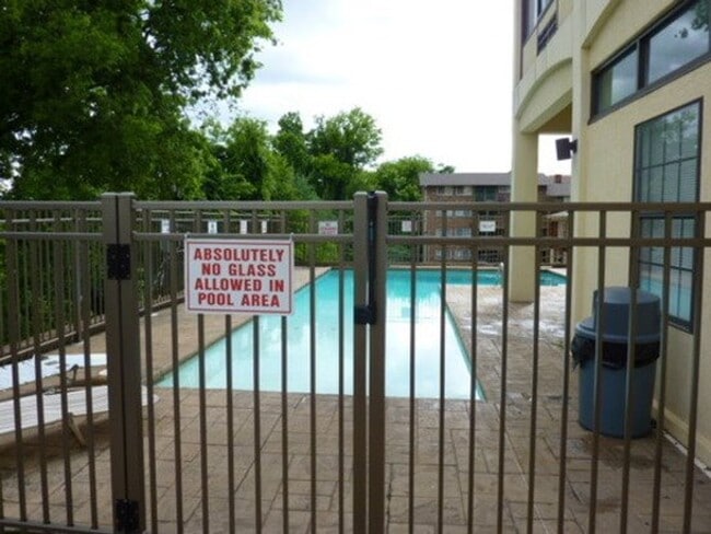 Building Photo - STUDIO UNIT #621 Available NOW!!