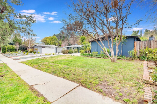 Building Photo - Stunning Woodland Hills Pool Home – South ...