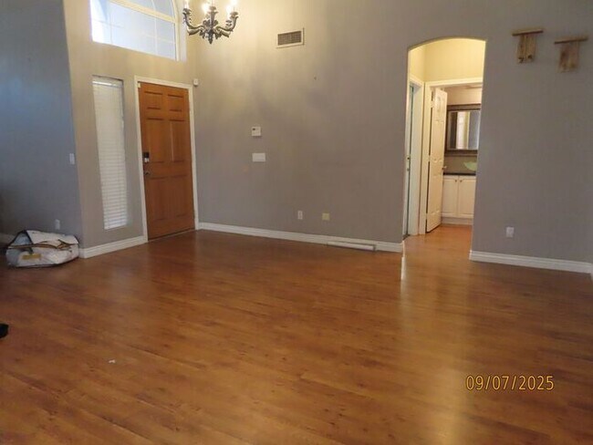 Building Photo - 4 Bedroom 2.5 Bath w/3 Car Garage in Super...
