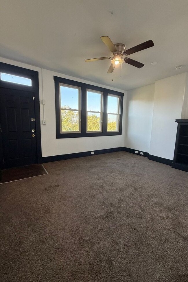 Building Photo - Spacious 2 Bedroom/1 Bath Apartment in Obs...