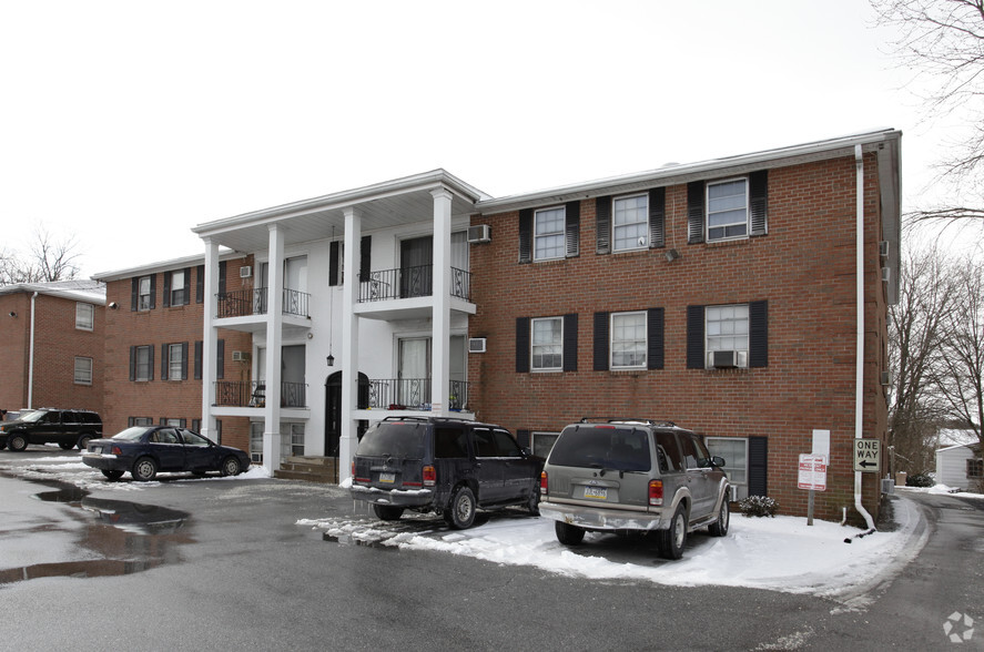 Primary Photo - Colonial Apartments