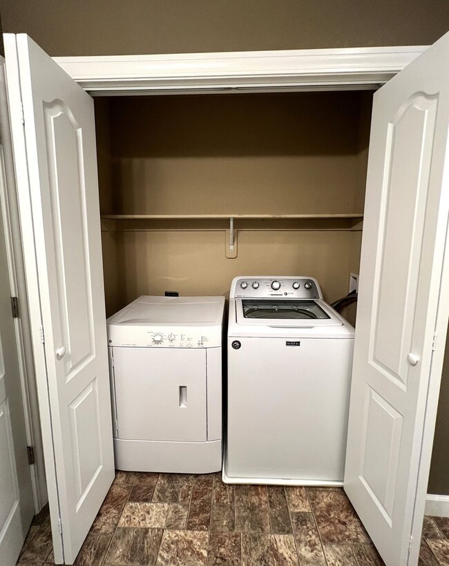 Building Photo - SEE IT NOW: Spacious 2-Bedroom Townhome with Modern Finishes and Garage!