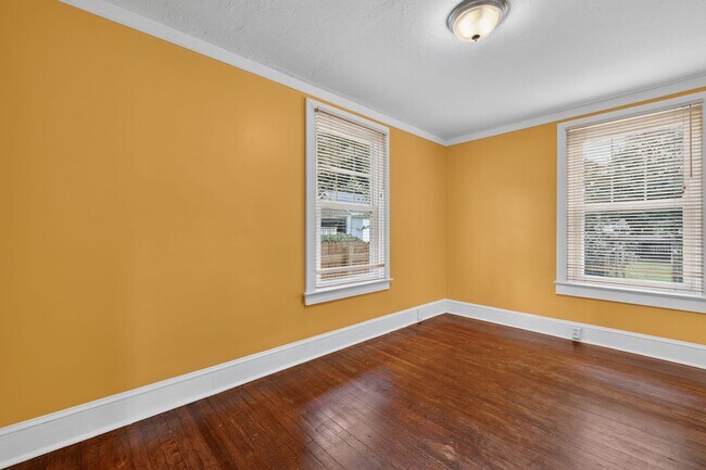 Building Photo - 907 Grandin Ave