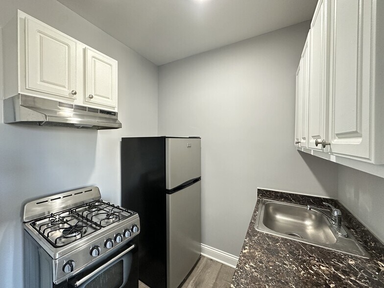 Building Photo - 4027 N Kenmore Ave