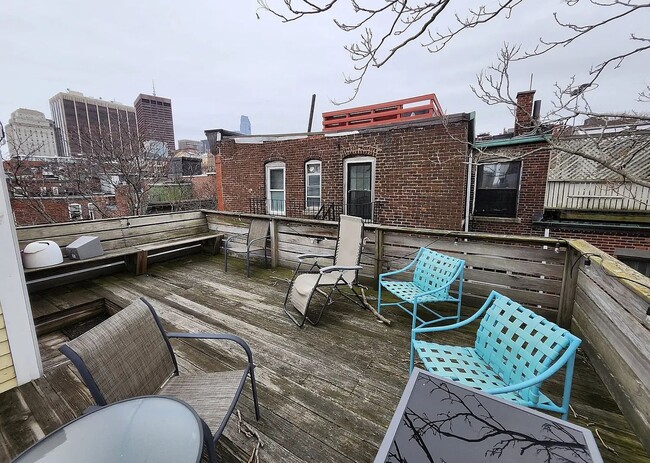 Building Photo - No Brokers Fee Unit in Beacon Hill Top Floor, Big bedrooms, Roof Deck, Laundry on a Site