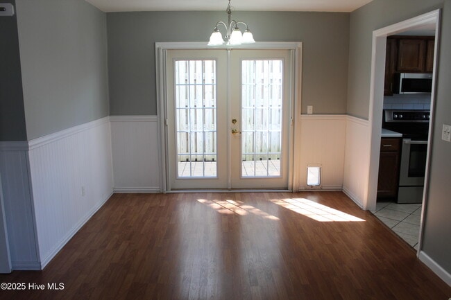 Building Photo - 933 Perrin Dr