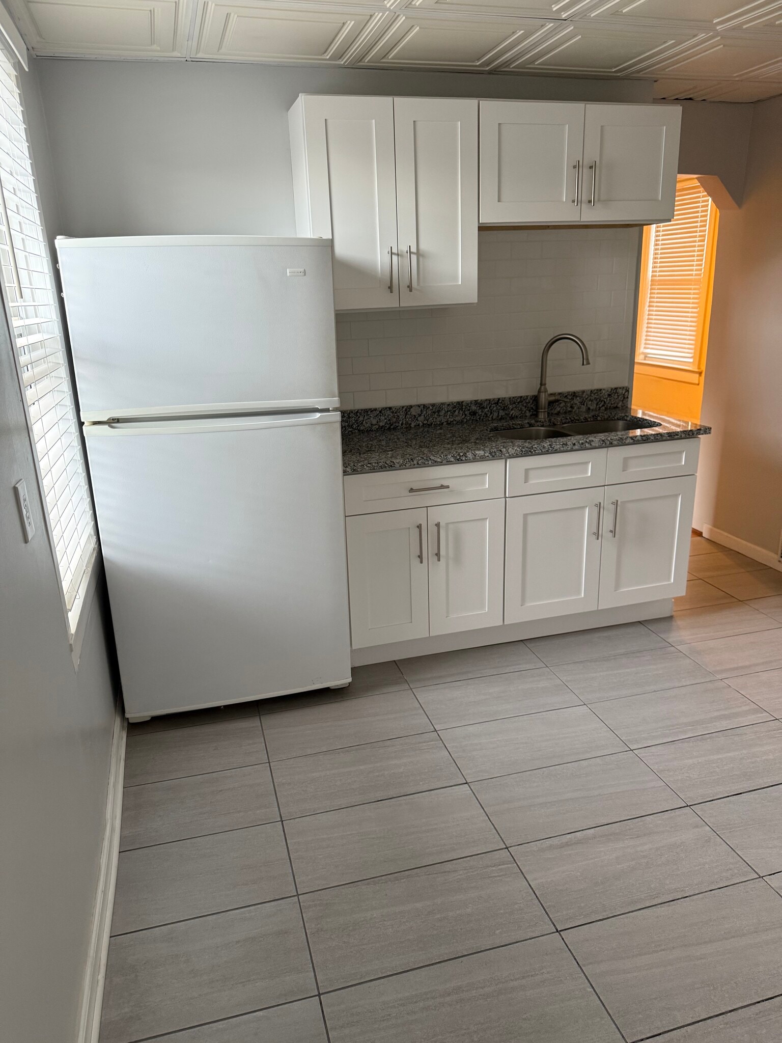 Building Photo - 3115 S Racine Ave