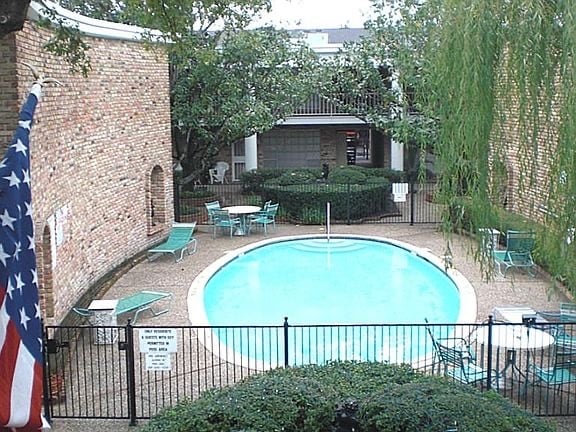 3 sparkling pools - 2101 Fountain View Dr