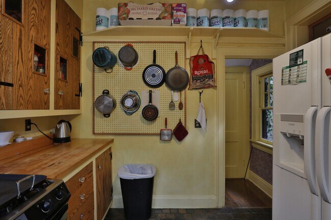 Building Photo - Highly Sought After OSU 6 Bedroom House Iuka Ravine with 2 new bathrooms and free off-street parking