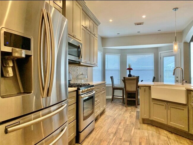 Building Photo - 10918 S Falls Terrace