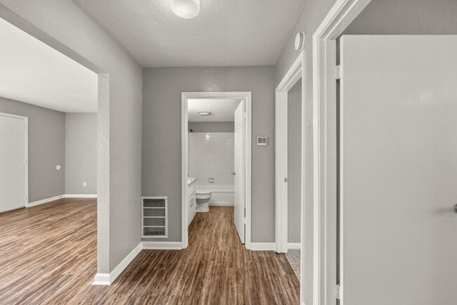 Building Photo - 2 bed/ 1 bath Apartment in Prime Tallahass...