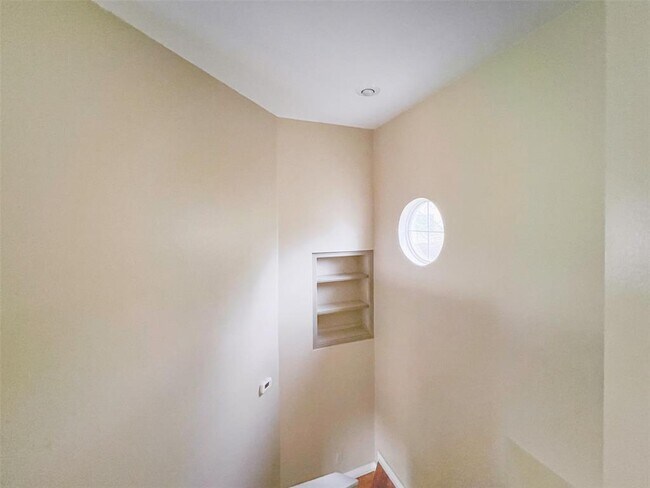 Building Photo - 12010 Shady Springs Rd