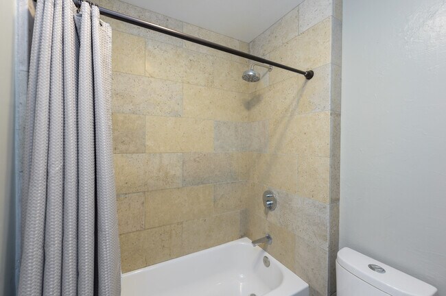 Building Photo - 6716 Clybourn Ave