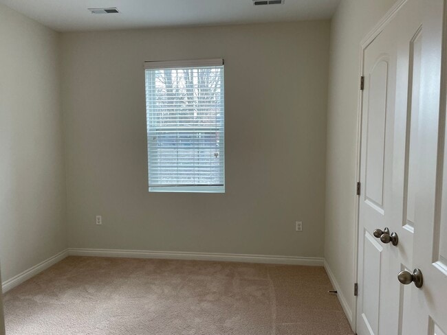 Building Photo - Shelby Township, 1st Floor Access!  2 Bedrooms, 2-Baths, att. Garage