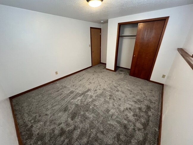 Building Photo - Lower Level Unit in Duplex For Rent