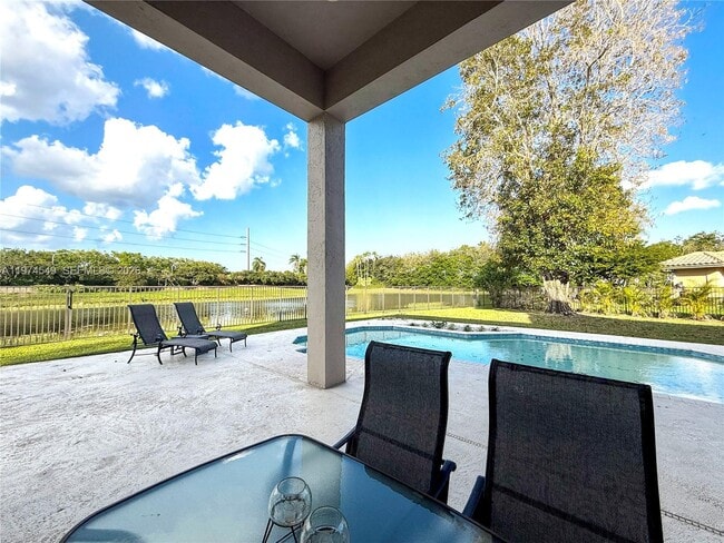 Building Photo - 400 Alexandra Cir