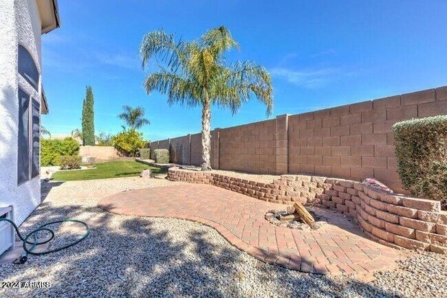 Building Photo - 2131 S Peppertree Dr