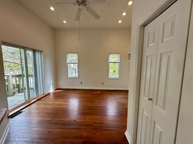 Building Photo - 3 BED | 2 BATH | GATED BACKYARD | THOMAS S...