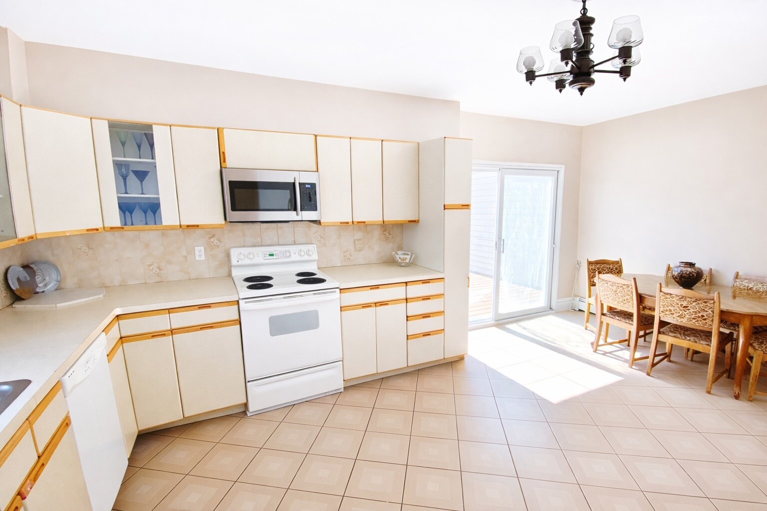 Eat-In Kitchen - 208 Rawson Rd