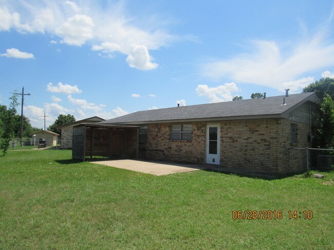 Building Photo - MOVE IN SPECIAL: $200 OFF OF THE 1ST FULL MONTH'S RENT! New carpet and freshly painted interiors