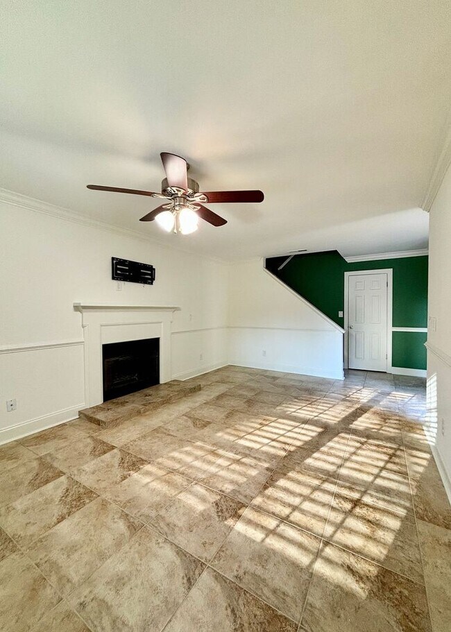 Building Photo - Available 1/10. Beautiful 3BR/3 BA Townhome Available in the Heart of Mt Pleasant!