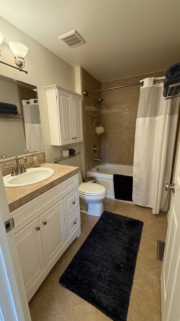 Building Photo - Pristine Single-Family Home in the Heart o...