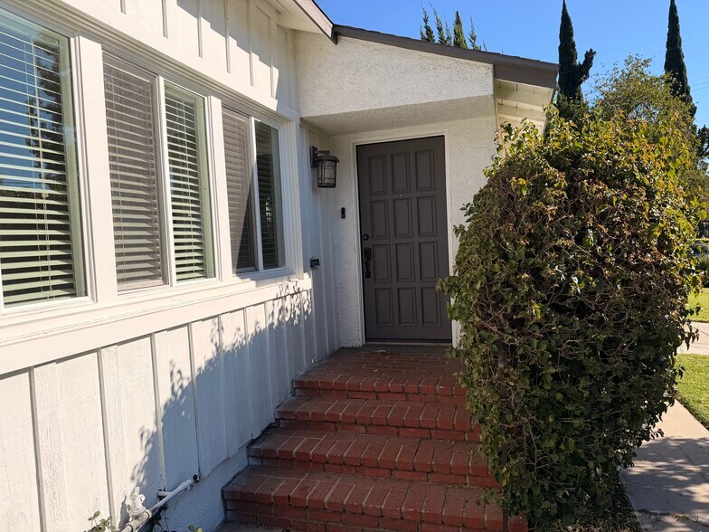 Building Photo - 5840 Allott Ave