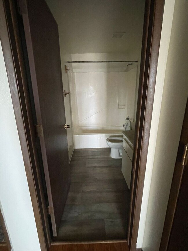 Building Photo - 2081