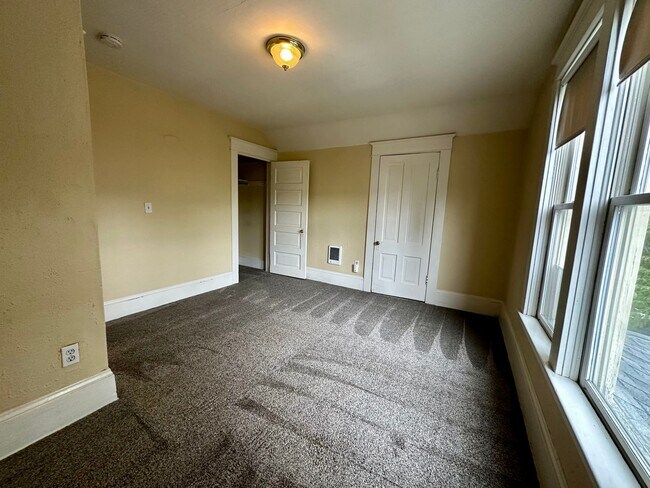 Building Photo - Charming 3 Bedroom Portland Home!