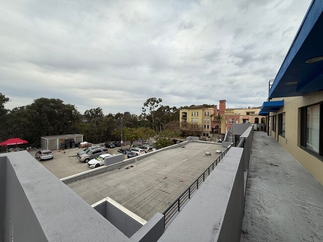 Building Photo - 1090 University Ave