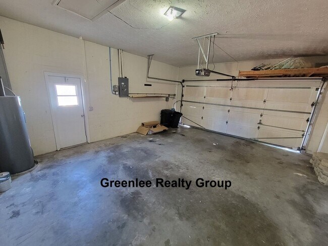 Building Photo - Large 3 Bed/2Bath/2 Car Garage Home in Port Richey- 1914 sqft!