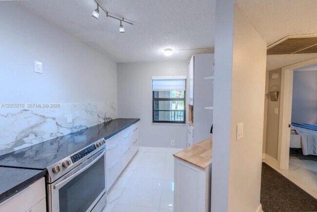 Building Photo - 10451 W Broward Blvd
