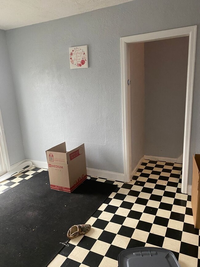 Building Photo - 2 bedroom 1 bath house  with fenced in yard available soon!