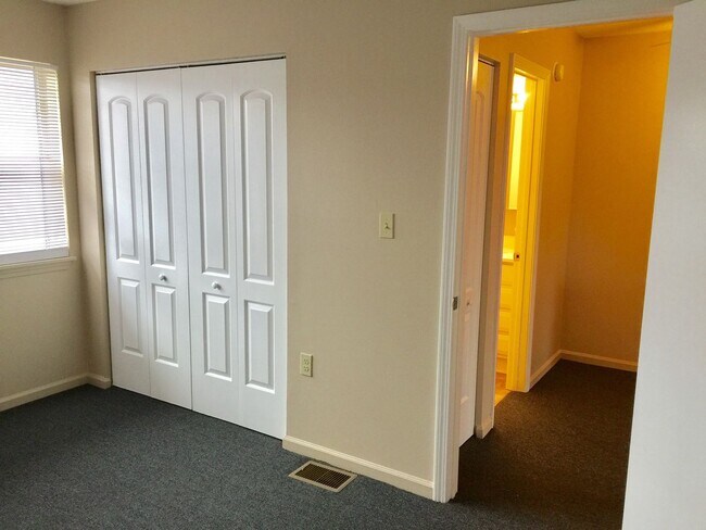 Building Photo - Condo in Shelbyville!