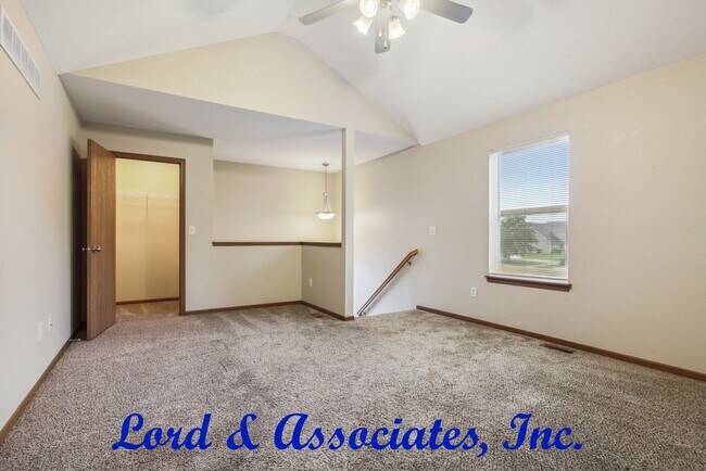 Building Photo - 1210 NW Willow Dr