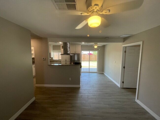 Building Photo - Fully Remodeled Tempe