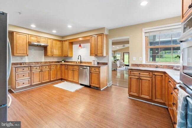 Building Photo - 9201 Rosemont Dr