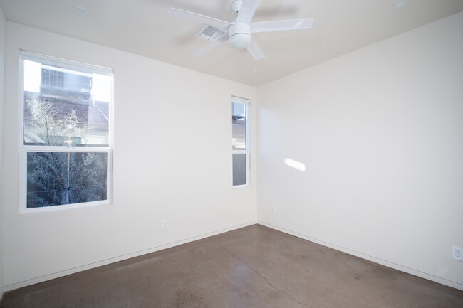 Building Photo - 1027 E McKinley St