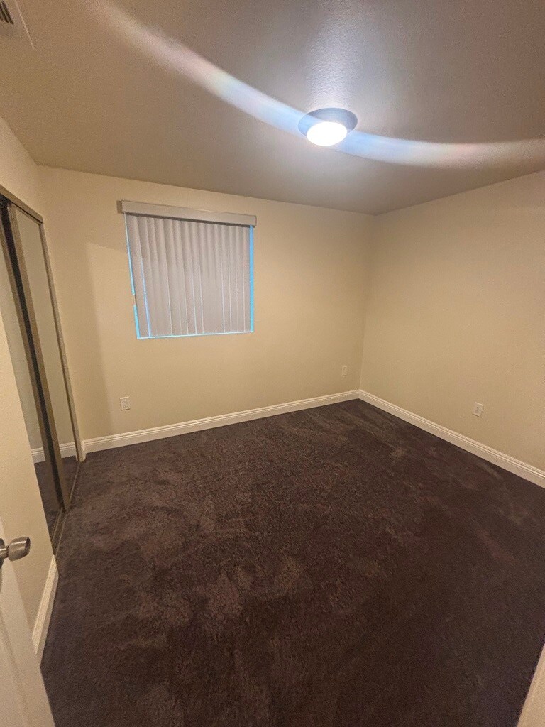 Building Photo - 422 E 101st St