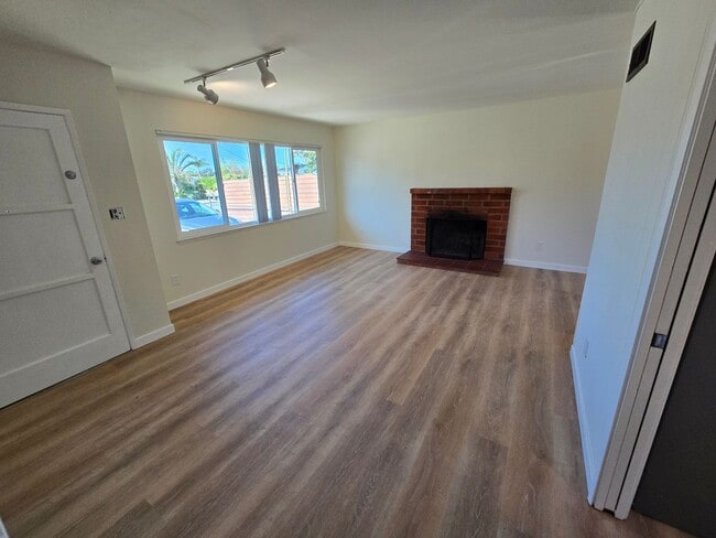 Building Photo - CLAIREMONT HOME 3-BEDROOM, 2-BATH, 2-CAR GARAGE