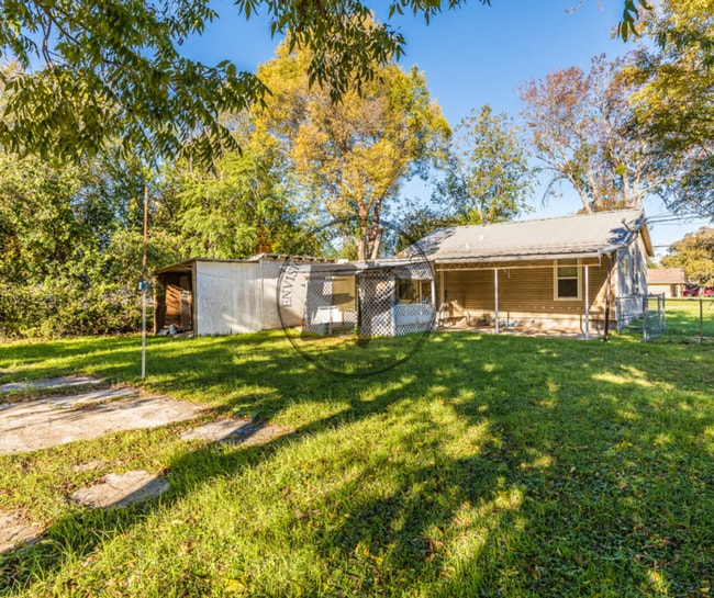 Building Photo - 911 E Craven Ave