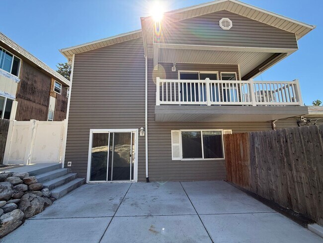 Building Photo - 3 Bedroom Home in Holladay Available August 1st